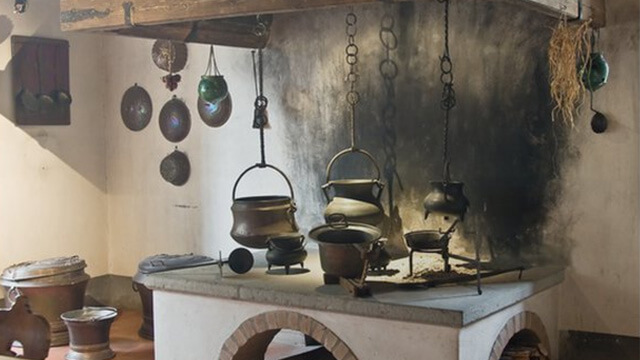 Ouderwetse keuken met pannen en potten